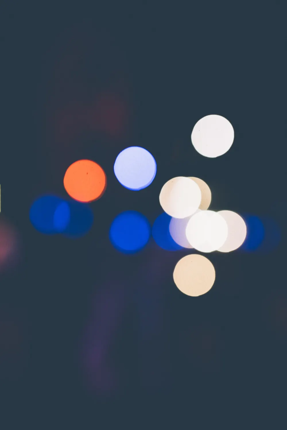 Unscharfe farbige Lichter in der Nacht
