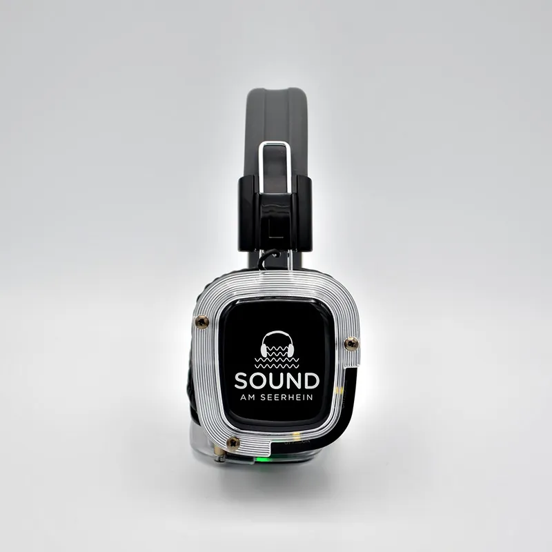 Kopfhörer von vorne mit dem Logo Sound am Seerhein auf der Ohrmuschel
