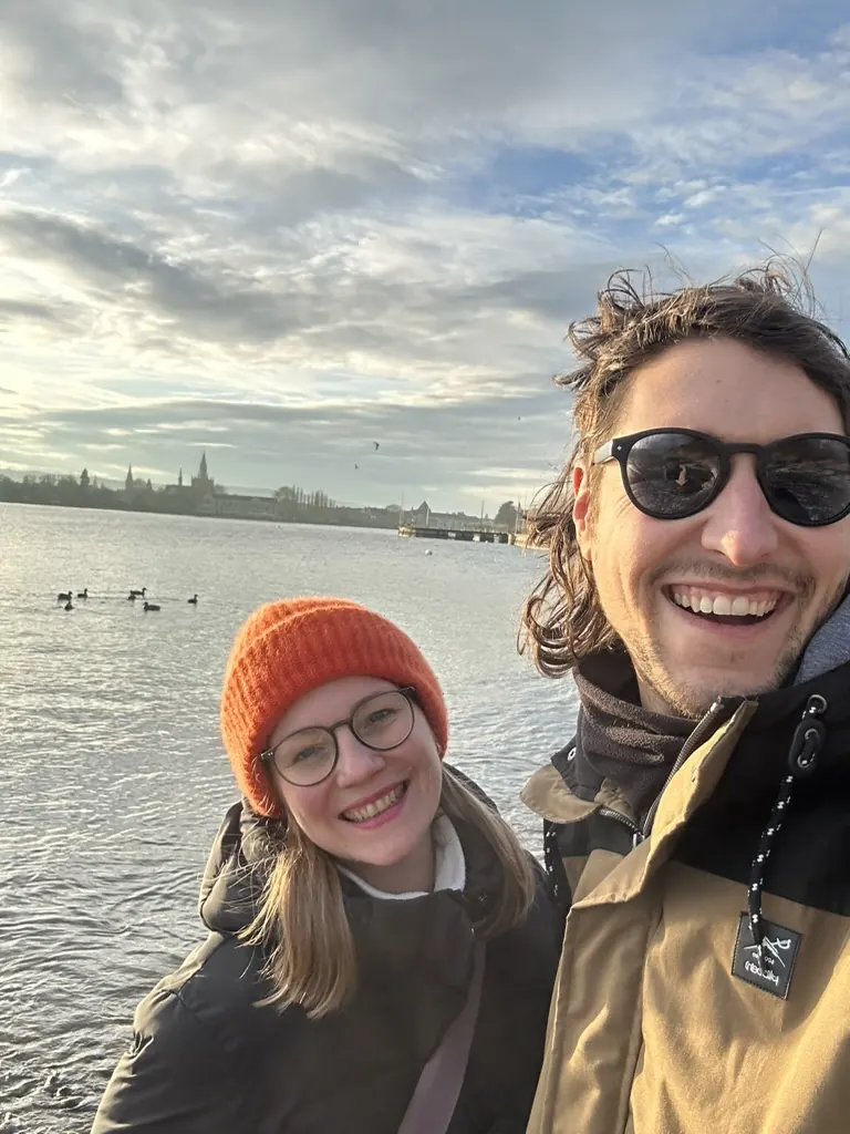 Johanna und Victor am Seerhein, im Hintergrund das Konstanzer Münster